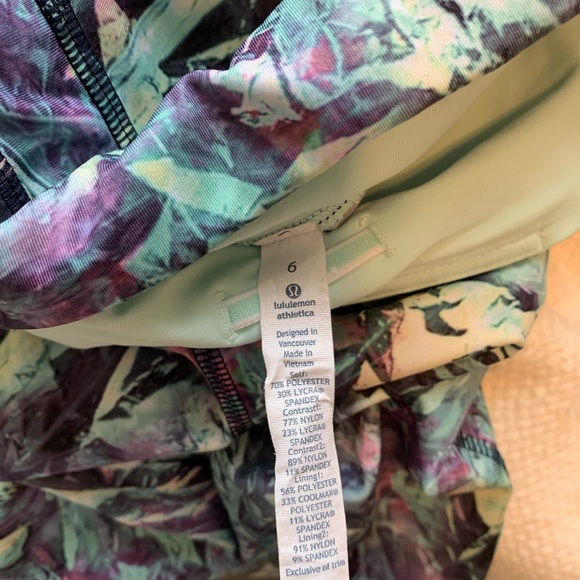 Lulu lemon 🍋 adorable print athletic leggings. - Picture 5 of 5